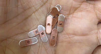 Zásielka pre výlisky vyrobené strieborným intarzovaným pásikom