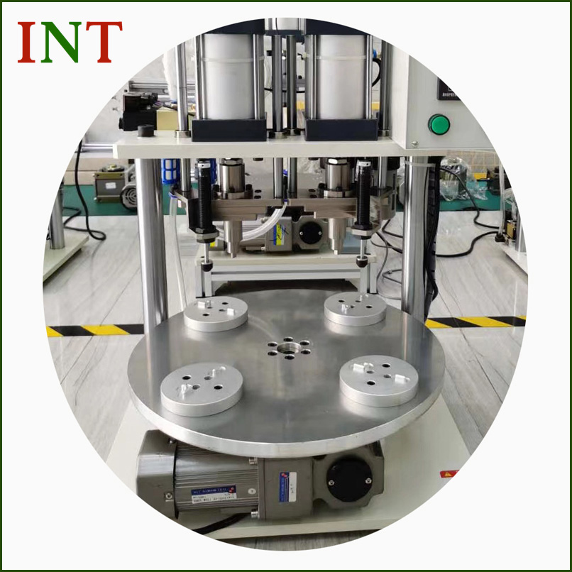 Komponenty a moduly automatických nitovacích strojov